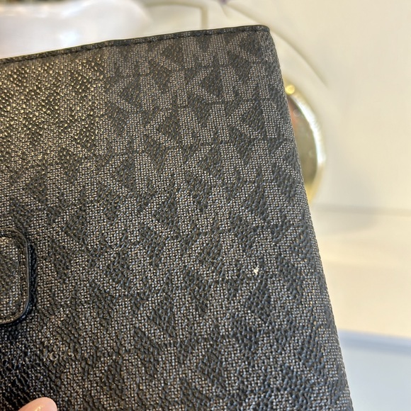 Michael kors monogram charcoal passport holder - Picture 13 of 14